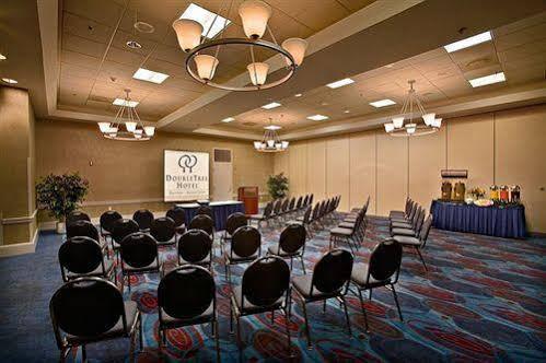 ホテル Doubletree Dayton-Downtown エクステリア 写真